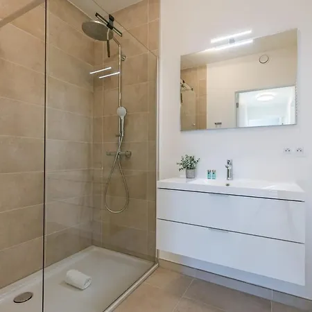 Huswell - Modern With Sunny And Large Terrace Apartment
